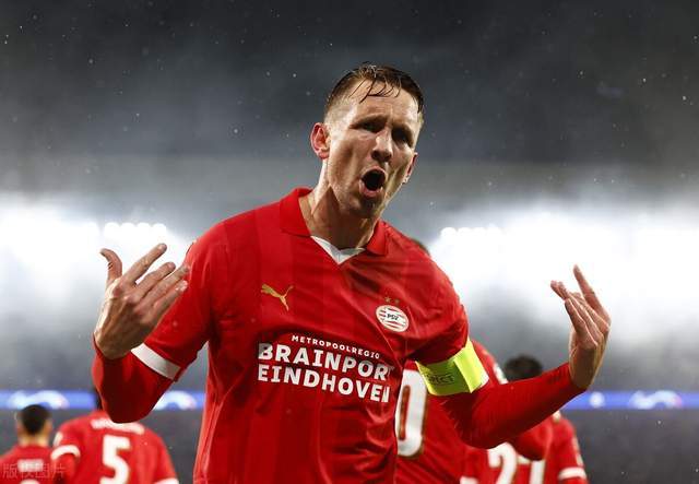 九游体育-荷兰队连续创造得分机会，欲夺冠军宝座