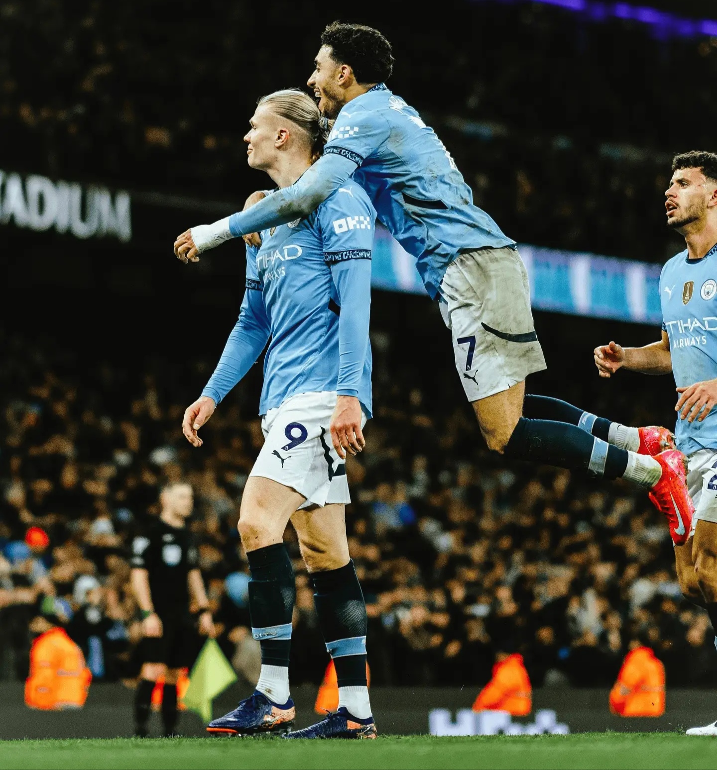 包含曼城连续大胜：冲刺英超冠军！的词条