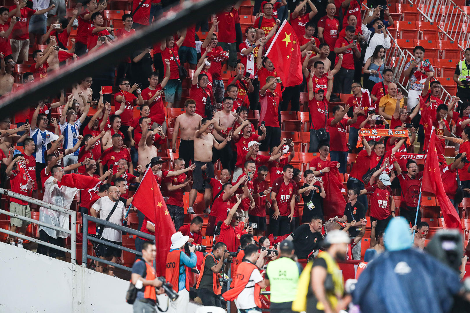 球迷热情支持国内球员参加国际赛事 球迷热情支持国内球员参加国际赛事