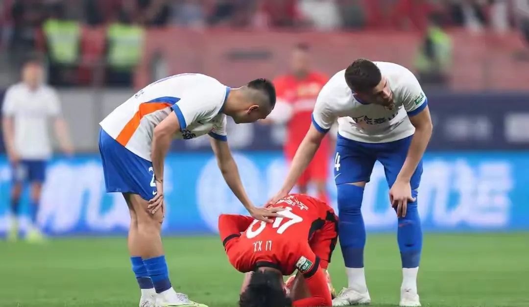 球队主控球员因伤离场,影响表现 球队主控球员因伤离场,影响表现