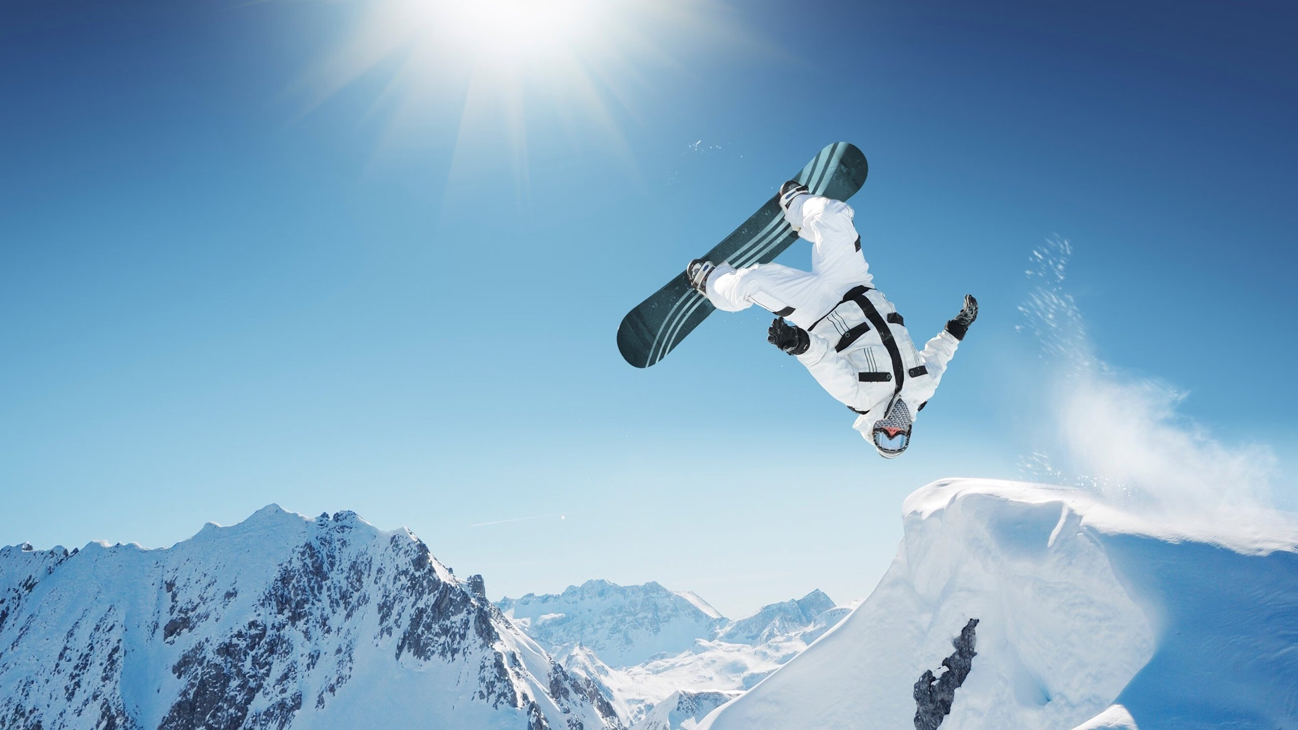 引擎轰鸣,新星闪耀,F1新赛季揭幕战之夜,萨卡发挥堪称完美