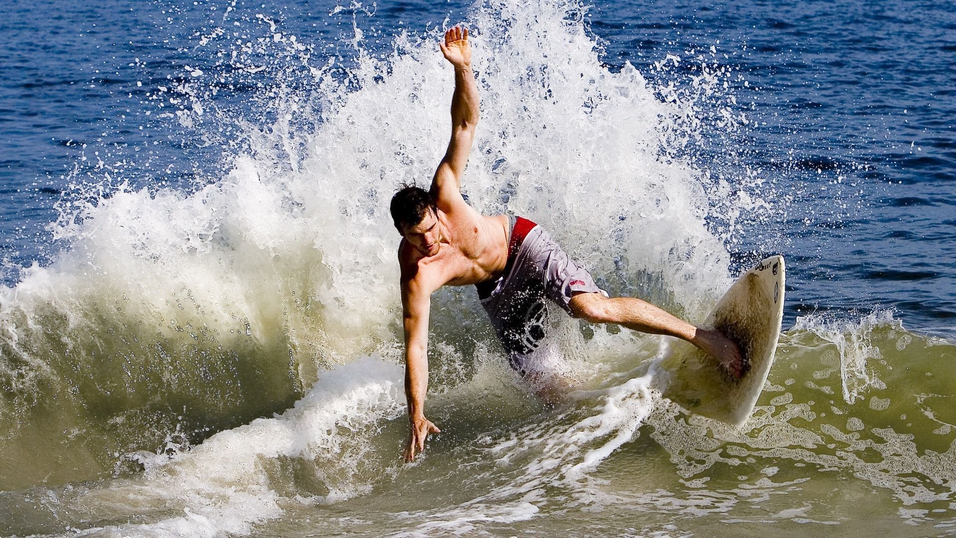 F1年度争冠之夜，阿圭罗存在感拉满，当足球巨星驶入赛车风暴眼