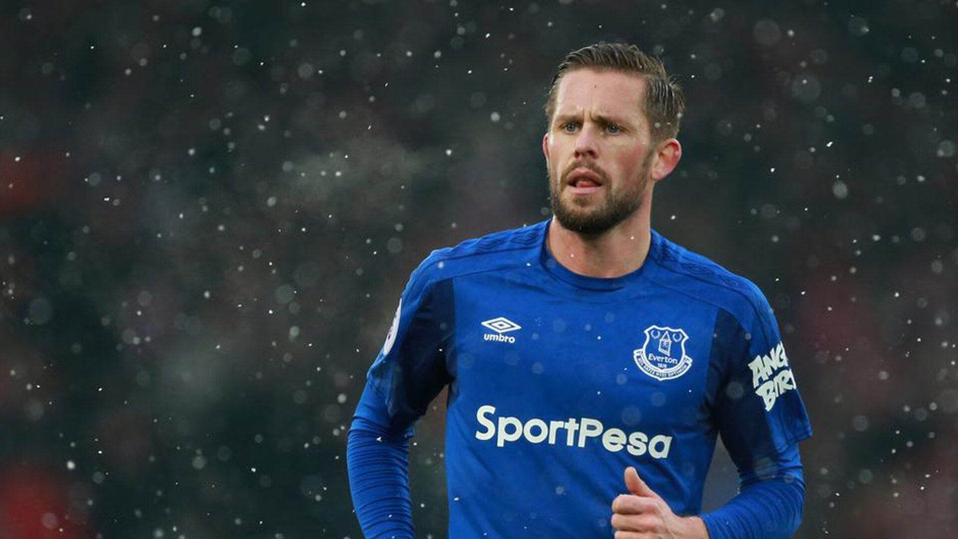 F1年度争冠之夜，阿圭罗存在感拉满，当足球巨星驶入赛车风暴眼